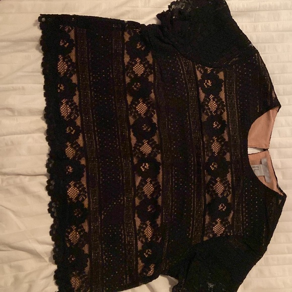 Short lace top with skin tone liner and lace sleeves Sz M from H&M - really cute - Picture 7 of 8